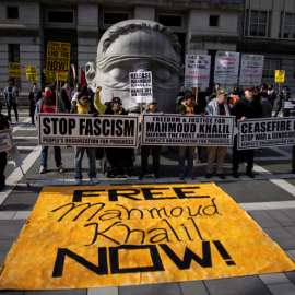 Protesta por la detención del activista y estudiante de la universidad de Columbia Mahmoud Khalil el 28 de marzo de 2025 en Nueva Jersey.