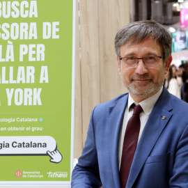 El conseller de Política Lingüística, Francesc Xavier Vila, amb un cartell de la campanya 'Tria Filologia Catalana'.