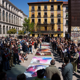 Decenas de personas durante una concentración por el Alto el Fuego Definitivo en Palestina, en la plaza de Juan Goytisolo, a 29 de marzo de 2025, en Madrid (España).