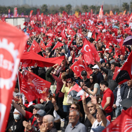 Cientos de miles de personas salieron a las calles en Estambul para protestar contra la detención de su alcalde.