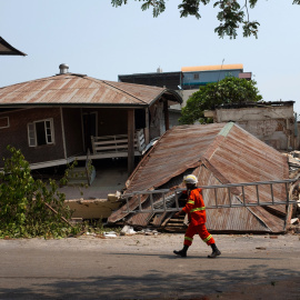 Un rescatista camina junto al lugar donde se derrumbó un edificio tras un terremoto en Mandalay, Myanmar, el 30 de marzo de 2025.