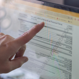 Una persona hace la declaración de la renta en un ordenador.