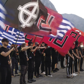 Jóvenes neonazis griegos reunidos con motivo del aniversario de la Batalla de las Termópilas en Grecia; septiembre de 2024.