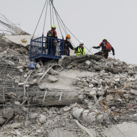 Rescatistas buscan supervivientes en el lugar del derrumbe de un edificio tras un terremoto en Bangkok, Tailandia, el 31 de marzo de 2025.