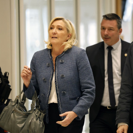 Marine Le Pen llega este lunes al tribunal de París.