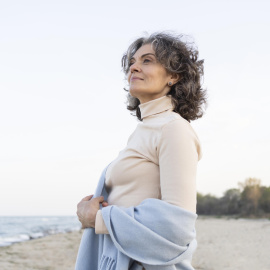 Una mujer en la playa.