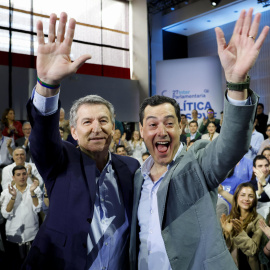 El presidente del PP, Alberto Núñez Feijóo, y el de Andalucía, Juan Manuel Moreno Bonilla, el pasado domingo en Sevilla.