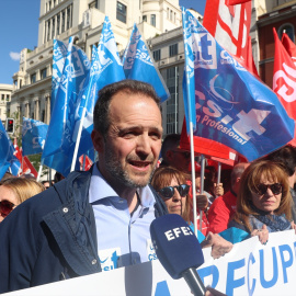 (Foto de ARCHIVO)Secretario General de CSIT Unión Profesional, José Ángel Montero, atiende a los medios durante una manifestación por la recuperación de la semana laboral de 35 horas para los funcionarios de la Administración madrileña, a 18 de mayo de 2023, en Madrid (España). Durante la protesta han reclamado la vuelta a la jornada laboral ordinaria de 35 horas para los más de 180.000 funcionarios de todas las Administraciones Públicas que dependen del Gobierno de la Comunidad de Madrid. En un comunicado conjunto, las tres organizaciones sindicales han recordado que la región fue la primera que impuso la jornada laboral de 37,5 horas y a día de hoy es la única de toda España que aún no ha aprobado devolver la jornada de 35 horas a sus empleados públicos. Las movilizaciones convocadas por los sindicatos comenzaron el pasado 9 de mayo.Ricardo Rubio / Europa Press18 MAYO 2023;MANIFESTACIÓN;PROTESTA;CONCENTRACIÓN;MARCHA;FUNCIONARIOS18/5/2023