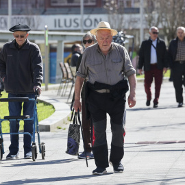 Pensionistas paseando en Bilbao, a 31 de marzo de 2025.