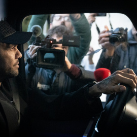 El exfutbolista Dani Alves conduce su coche, a 28 de marzo de 2025, en Esplugues de Llobregat, Barcelona, Cataluña