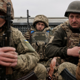 Militares de las Fuerzas Armadas de Ucrania de camino a un entrenamiento, en medio de un ataque, a 29 de marzo de 2025.