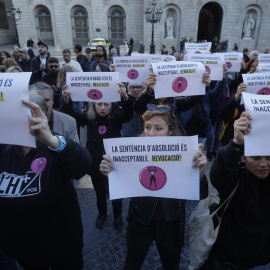 Concentració a la plaça Sant Jaume de Barcelona contra l'absolució de Dani Alves