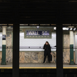 Una persona espera en el andén de la estación de Wall Street, en el Metro de Nueva York.