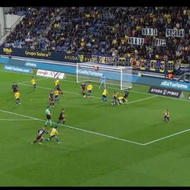 Aficionados del Cádiz despliegan pancartas contra la guerra