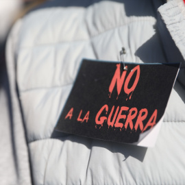 Un pin con el lema 'No a la Guerra' en una manifestación en Madrid.