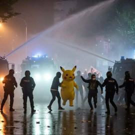 Un Pikachu se une a la manifestación en Estambul contra Erdogan.