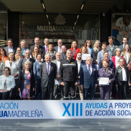 El presidente del Grupo Mutua y su fundación, Ignacio Garralda, y el teniente general al mando de la UME, Javier Marcos, junto con representantes de las ONG beneficiarias de la XIII Convocatoria de Ayudas a Proyectos de Acción Social de la Fundación Mutua
