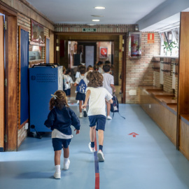 (Foto de ARCHIVO)Varios niños en el hall del colegio Virgen de Europa durante el primer día de clase del curso 2021-22, a 6 de septiembre de 2021, en Boadilla del Monte, Madrid (España). El tercer curso escolar en un contexto de pandemia arranca esta semana en toda España, con el 39,4% de los jóvenes mayores de 12 años vacunados con pauta completa contra la COVID y prácticamente el 100% de los profesores, así como las mismas medidas sanitarias para evitar contagios del curso anterior.Ricardo Rubio / Europa Press06 SEPTIEMBRE 2021;ENSEÑANZA;EDUCACIÓN;INICIO CURSO ESCOLAR 2021-22;ALUMNOS06/9/2021