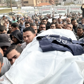 Palestinos portan el cadáver del periodista palestino muerto en un ataque israelí, en el Hospital Nasser, a 1 de abril de 2025.