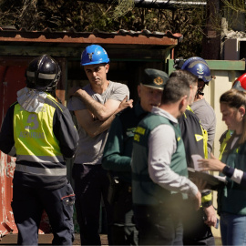 Bomberos trabajan con los afectados por una explosión en una mina de Cerredo, en Degaña (Asturias), a 31 de marzo de 2025.