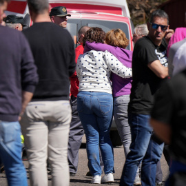 Abrazo entre familiares de los mineros fallecidos en la mina de Cerredo, en Asturias, a 31 de marzo de 2025.