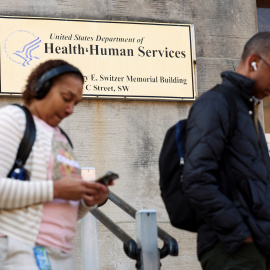Empleados del Departamento de Salud y Servicios Humanos (HHS), junto a su sede, en el Edificio Mary E. Switzer.