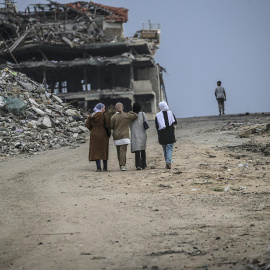 n grupo de mujeres palestinas desplazadas internamente camina por una calle cerca de los escombros de los edificios destruidos tras huir del norte de Gaza tras una orden de evacuación del ejército israelí, en la ciudad de Gaza, Franja de Gaza, el 1 de abril de 2025