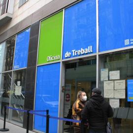 Una persona a l'exterior d'una Oficina de Treball