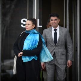 La actriz, Elisa Mouliaá, junto a su abogado, Alfredo Arrién, a su salida de los Juzgados de Plaza de Castilla tras entregar su móvil al juez del ‘caso Errejón’, a 13 de marzo de 2025, en Madrid (España).