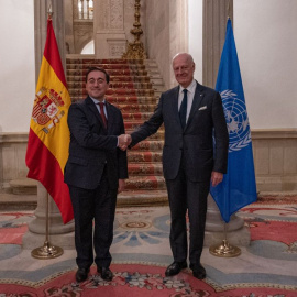 El ministro de Exteriores, José Manuel Albares, junto al enviado especial de la ONU para el Sáhara Occidental Staffan de Mistura.