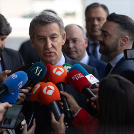 El presidente del PP, Alberto Núñez Feijóo, en una atención a medios.