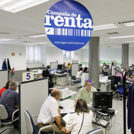 Varias personas son atendidas en una oficina de la Agencia Tributaria para presentar la declaración de la renta, en una imagen de archivo.