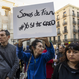 Un momento de la concentración convocada por diversas asociaciones feministas contra la sentencia absolutoria del futbolista Dani Alves bajo el lema "Vergüenza e impunidad", hoy lunes en Barcelona. EFE/Marta Pérez.