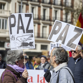 Varias personas marchan en una movilización.