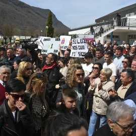 Los vecinos aplauden a los familiares y amigos de los fallecidos tras la misa funeral este miércoles en el polideportivo municipal de Villablino (León) de cuatro de los cinco mineros que el pasado lunes perdieron la vida en la explosión en una mina de Cerredo (Asturias). EFE/J.Casares