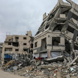 Palestinos desplazados internos caminan por una calle cerca de los escombros de edificios destruidos tras huir del norte de Gaza tras una orden de evacuación del ejército israelí, en la ciudad de Gaza, Franja de Gaza, el 1 de abril de 2025.