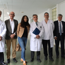 El director general de l'Hospital Clínic, Josep Maria Campistol (centre), amb els responsables del programa de CAR-T, una pacient tractada amb aquesta teràpia cel·lular i dirigents del Departament de Salut i la Caixa, abans d'una roda de premsa