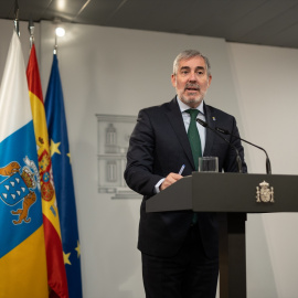 El presidente de Canarias, Fernando Clavijo, ofrece una rueda de prensa tras su reunión con el presidente del Gobierno, Pedro Sánchez, en el Complejo de La Moncloa, a 10 de octubre de 2024, en Madrid (España).