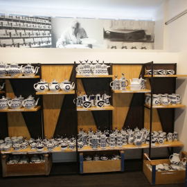 Cerámicas de Sargadelos en la tienda de la factoría de la empresa en Cervo (Lugo).