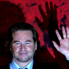 El actor estadounidense Val Kilmer saluda a los fotógrafos durante una sesión fotográfica en un hotel del centro de Roma, a 10 de enero de 2005.
