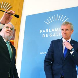 El presidente del Parlamento de Galicia, Miguel Santalices (i), y de la Xunta, Alfonso Rueda, en una imagen de archivo.
