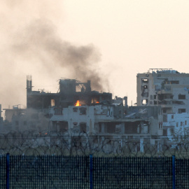 Humo saliendo de los edificios en Gaza después de un ataque aéreo, a 2 de abril de 2025.
