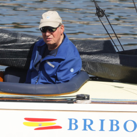 El Rey Juan Carlos, en el 'Bribon' en el puerto de Sanxenxo.