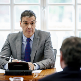 El presidente del Gobierno, Pedro Sánchez, junto a varios ministros se reúne con representantes de empresarios y sindicatos, en el Palacio de la Moncloa, a 2 de abril de 2025, en Madrid (España).