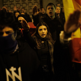 Imagen de archivo de Isabel Peralta durante una manifestación de la Falange Española frente a la sede del PSOE en Ferraz, Madrid, a 9 de febrero de 2024.