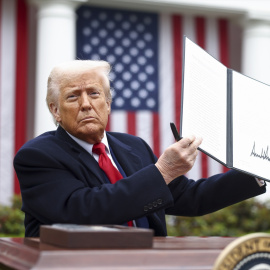 Donald Trump muestra la orden ejecutiva que da luz verde a los aranceles, este pasado miércoles en la Casa Blanca.