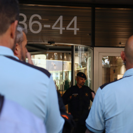 Un grup de funcionaris de presons concentrats davant el Departament de Justícia