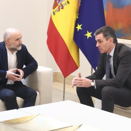 El diputado del BNG, Néstor Rego, y el presidente del Gobierno, Pedro Sánchez, el pasado 13 de marzo en La Moncloa.