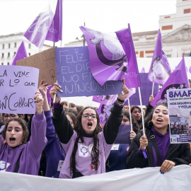 Varias mujeres jóvenes con pancartas durante una manifestación convocada por el Sindicato de Estudiantes y ‘Libres y Combativas’, por el 8M.
