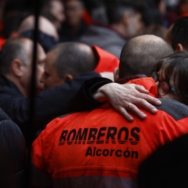 ALCORCÓN (CA MADRID), 03/04/2025.- Minuto de silencio guardado a las puertas del Ayuntamiento de Alcorcón por los dos bomberos fallecidos ayer en el incendio de un garaje subterráneo en el barrio de Las Retamas, en Alcorcón. EFE/ Rodrigo Jimenez